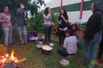 A jam da lua cheia, com pipoca feita na fogueira. A panela e sua tampa eram instrumentos da OE. 1º.10.2015.